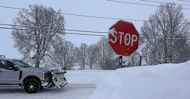 তুষারপাতে নিউ ইয়র্ক সিটি রাস্তা বন্ধ